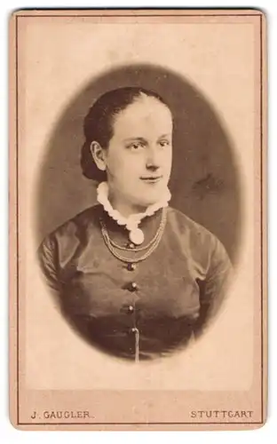 Fotografie J. Gaugler, Stuttgart, Brustportrait junge Dame mit Kragenbrosche und Halskette
