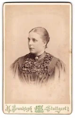 Fotografie Hermann Brandseph, Stuttgart, Portrait festlich gekleidete Dame mit Kragenbrosche und Halskette