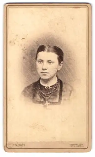 Fotografie J. Gaugler, Stuttgart, Portrait junge Dame mit Kragenbrosche und Kreuzkette