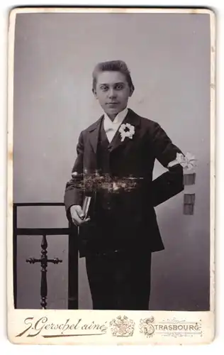 Fotografie S. Gerschel aîné, Strasbourg, Portrait junger Mann im Anzug mit Fliege und Buch