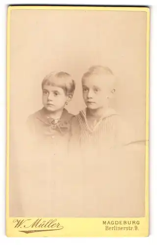 Fotografie W. Müller, Magdeburg, Portrait zwei Kleinkinder