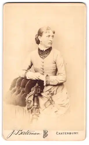 Fotografie J. Bateman, Canterbury, Portrait Dame in zeitgenössischer Kleidung