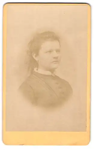Fotografie Hugo Hoffers & Comp., Annaberg, Portrait Fräulein mit zusammengebundenem Haar