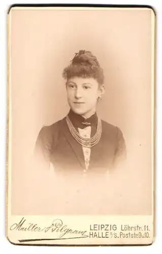 Fotografie Müller & Pilgram, Leipzig, Portrait Fräulein mit zusammengebundenem Haar