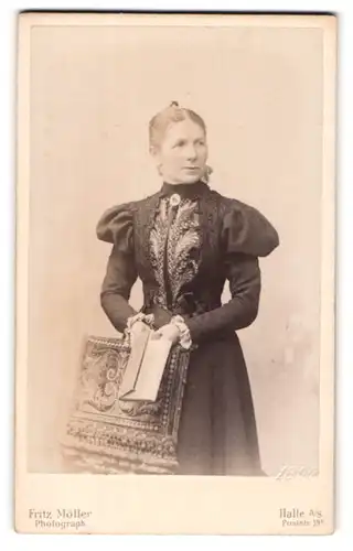 Fotografie Fritz Möller, Halle a/S, Portrait Dame in festlicher Kleidung