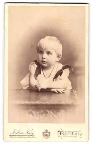 Fotografie Julius Nary, Bernburg, Portrait blondes Kleinkind