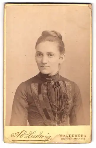 Fotografie A. Ludwig, Magdeburg, Portrait junge Frau mit Haarknoten