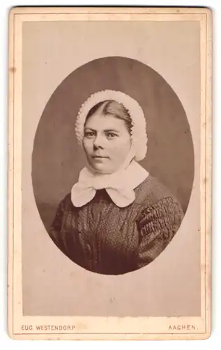 Fotografie Eug. Westendorp, Aachen, Portrait junge Frau mit Haube