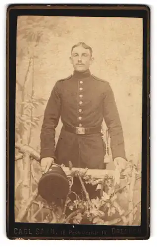Fotografie Carl Sann, Dresden, Portrait Soldat in Uniform