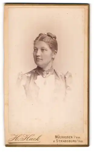 Fotografie H. Hack, Strassburg i / Els., Portrait bürgerliche Dame mit Hochsteckfrisur und Kragenbrosche