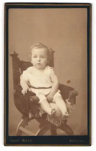 Fotografie Gustav Mook, Giessen, Portrait niedliches Kleinkind im weissen Hemd auf Stuhl sitzend