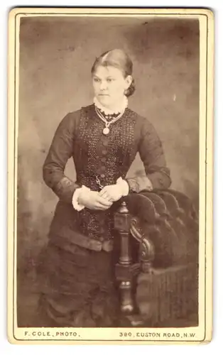 Fotografie F. Cole, London-NW, Portrait junge Dame in hübscher Kleidung mit Medaillon