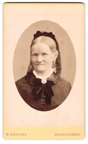 Fotografie W. Höffert, Dresden, Portrait ältere Dame mit Haube und Kragenbrosche