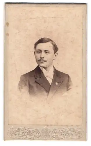 Fotografie M. Pache, Achern / Baden, Portrait junger Mann im Anzug mit Fliege und Schnurrbart