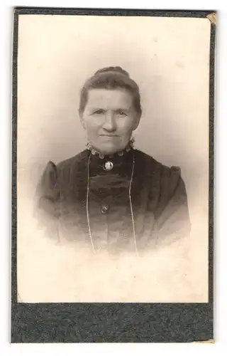 Fotografie Alb. Kanitzer, Mülhausen i / E., Portrait ältere Dame mit Hochsteckfrisur und Kragenbrosche