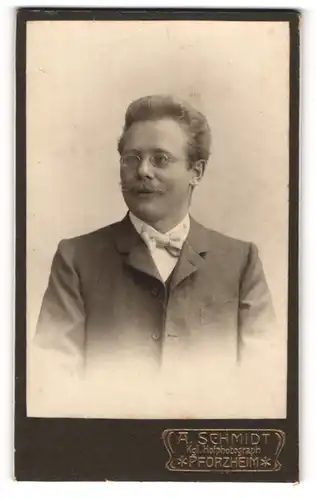 Fotografie A. Schmidt, Pforzheim, Portrait bürgerlicher Herr mit Brille und Schnauzbart