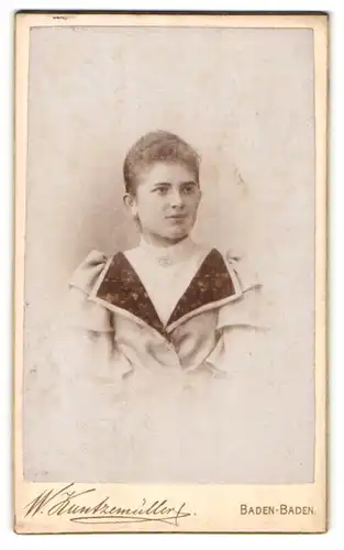Fotografie W. Kuntzemüller, Baden-Baden, Portrait junge Dame mit zurückgebundenem Haar