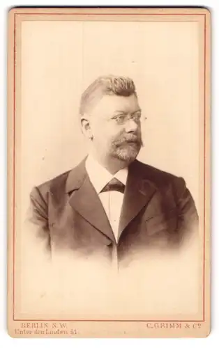 Fotografie C. Grimm & Co., Berlin, Portrait stattlicher Herr mit Brille und Vollbart