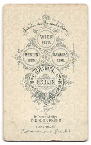Fotografie C. Grimm & Co., Berlin, Portrait stattlicher Herr mit Brille und Vollbart