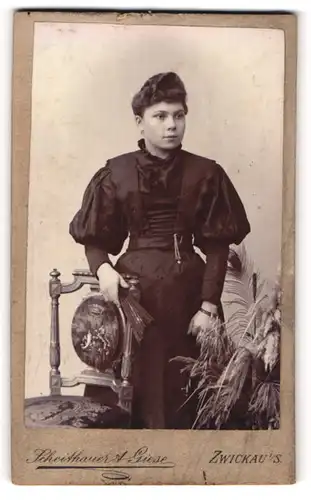 Fotografie Scheithauer & Giese, Zwickau i / S., Portrait junge Dame im schwarzen Kleid mit Fächer