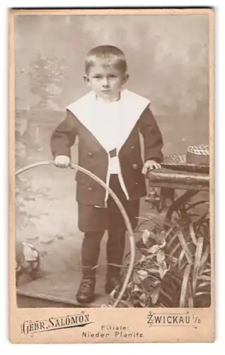 Fotografie Gebr. Salomon, Zwickau i / S., Portrait kleiner Junge im Matrosenanzug mit Reifen