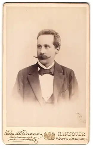 Fotografie Emil Tiedemann Witwe, Hannover, Portrait eleganter Herr mit Fliege und Schnauzbart
