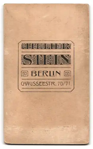 Fotografie Wilhelm Stein, Berlin, Portrait bürgerlicher Herr mit Buch an Tisch gelehnt