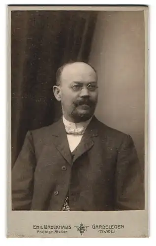 Fotografie Emil Brockhaus, Gardelegen, Portrait stattlicher Herr mit Brille und Vollbart