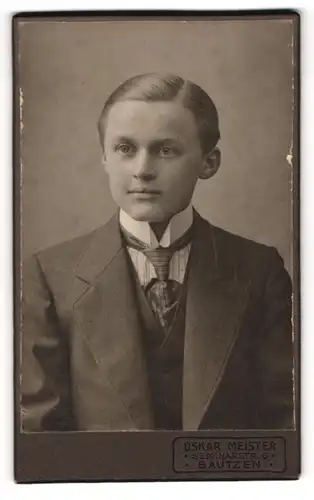 Fotografie Oskar Meister, Bautzen, Portrait junger Mann im Anzug mit Krawatte