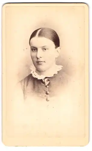 Fotografie Sawyer & Bird, Great Yarmouth, Portrait junge Dame mit zurückgebundenem Haar