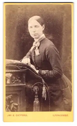 Fotografie Jas S. Catford, Ilfracombe, Portrait ältere Dame in zeitgenössischer Kleidung