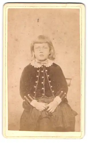 Fotografie Nicholls, Waltham Cross, Portrait kleines Mädchen in hübscher Kleidung auf Stuhl sitzend