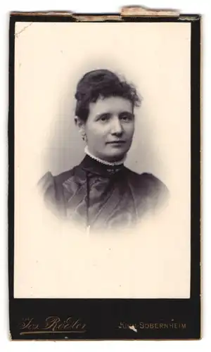 Fotografie Jos. Rödler, Kirn-Sobernheim, Portrait bürgerliche Dame mit Hochsteckfrisur