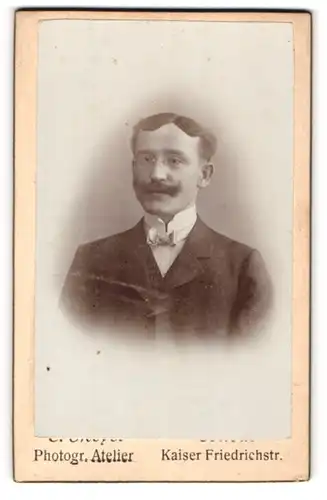 Fotografie C. Meyer, Cottbus, Portrait eleganter Herr mit Brille und Schnauzbart