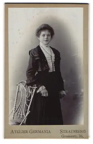 Fotografie Atelier Germania, Stausberg, Portrait junge Dame in hübscher Kleidung an Stuhl gelehnt