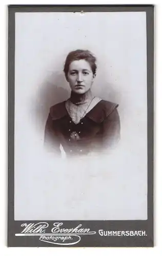 Fotografie Wilh. Everhan, Gummersbach, Portrait junge Dame mit zurückgebundenem Haar