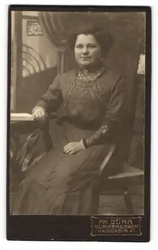 Fotografie Ph. Dürr, Gummersbach, Portrait bürgerliche Dame mit Buch am Tisch sitzend