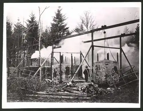 Fotografie Neue Öfen zur Holzkohlegewinnung, Köhler