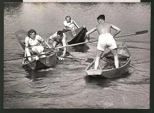 Fotografie Lustiger Bootskampf im Sommer, Rudern