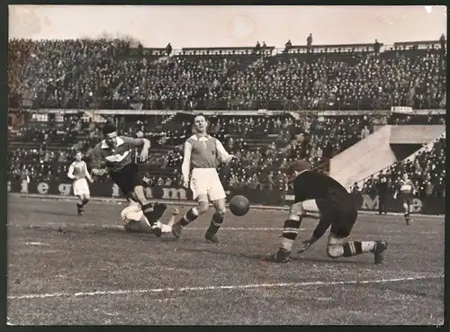 Fotografie Ansicht Wien, Fussballspiel der Gauliga im Praterstadion