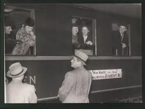 Fotografie Ansicht Wien, Staatsopernensemble bei Abreise nach Holland vom Westbahnhof