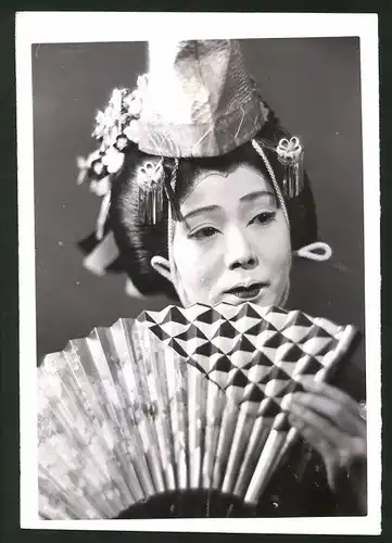 Fotografie Japanische Schauspielerin in Kostüm