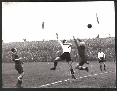 Fotografie 30. Fussballstädtekampf Wien : Berlin 1938, Mittelstürmer Berndt