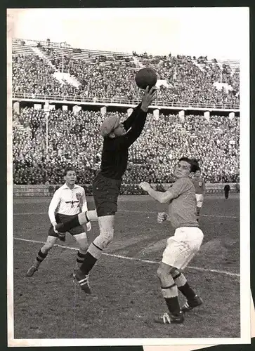 Fotografie Fussballspiel Wien : Berlin im Olympiastadion Berlin 1942, Torwart Jahn