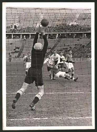 Fotografie Fussballspiel Wien : Berlin im Olympiastadion Berlin 1942, Torwart Jahn