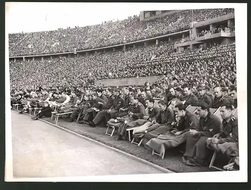 Fotografie Fussballänderspiel Schweden : Deutschland im Olympiastadion Berlin 1942, Verwundete im Stadion