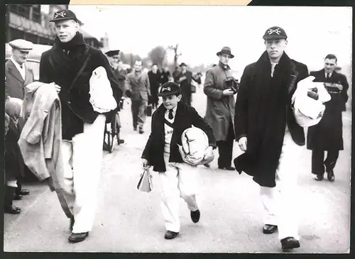 Fotografie H. V. P. Massey, der kleine Steuermann der Rudermannschaft Oxford