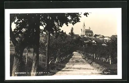 AK Bavorov, Blick zur Kirche vom Feldweg gesehen