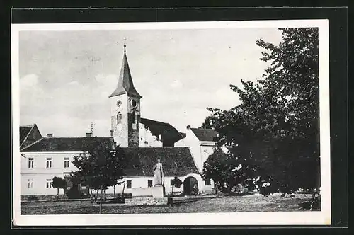 AK Bernartice, Ortspartie an der Kirche