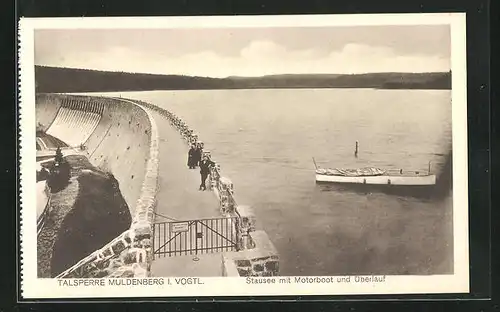 AK Muldenberg / Vogtland, Stausee mit Motorboot und Überlauf